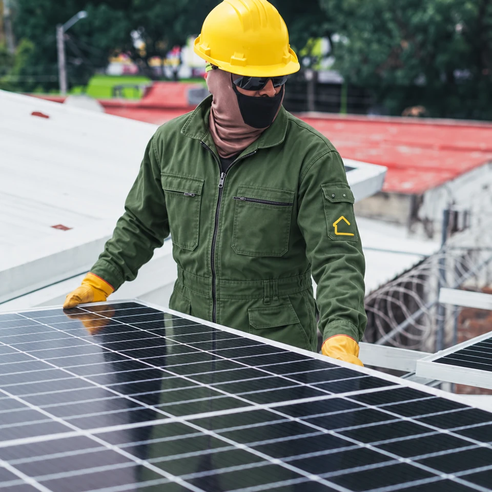 Instalador revisando paneles solares sobre una cubierta