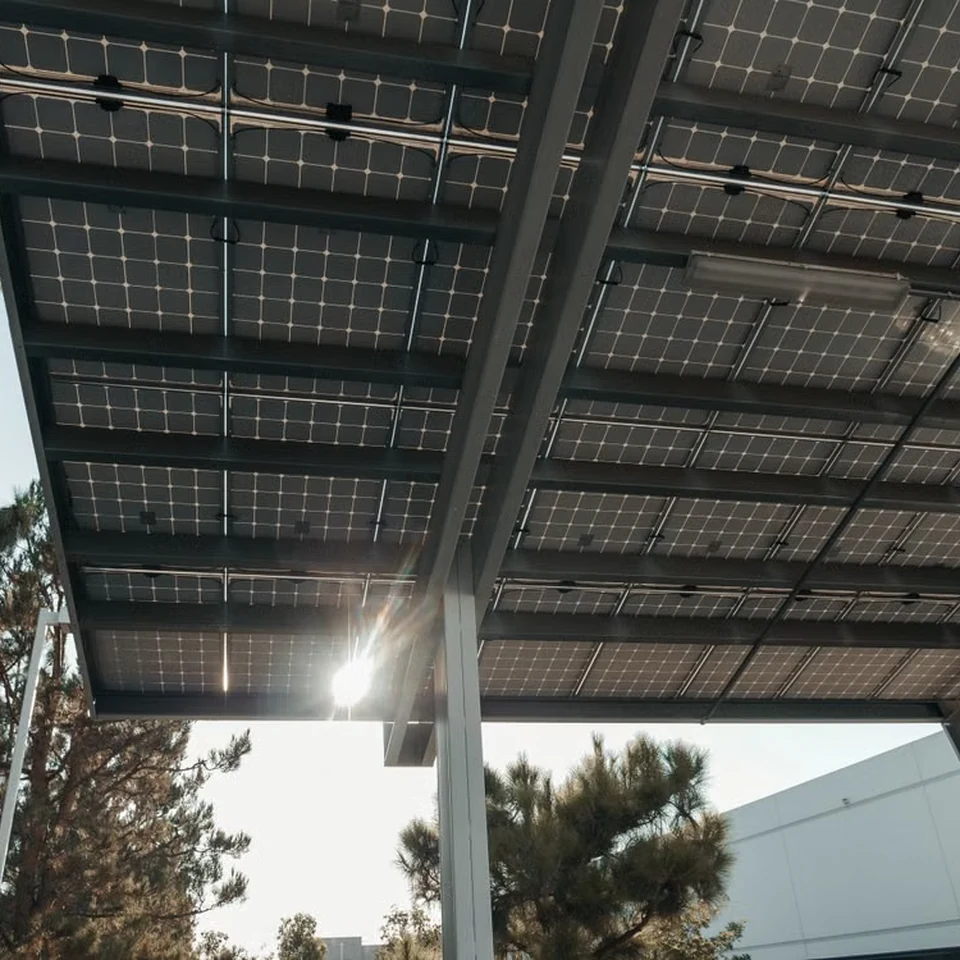 Vista inferior de paneles solares instalados sobre una estructura